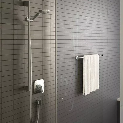 Hansgrohe Croma Select E Multi zuhanyszett zuhanyrúddal 90 cm fehér króm 26590400