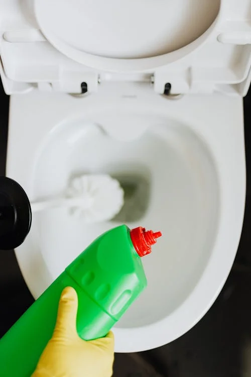 WC-perem vagy perem alatti kivitel? Így tisztítsd hatékonyan a csészét – ötletes eszközzel!